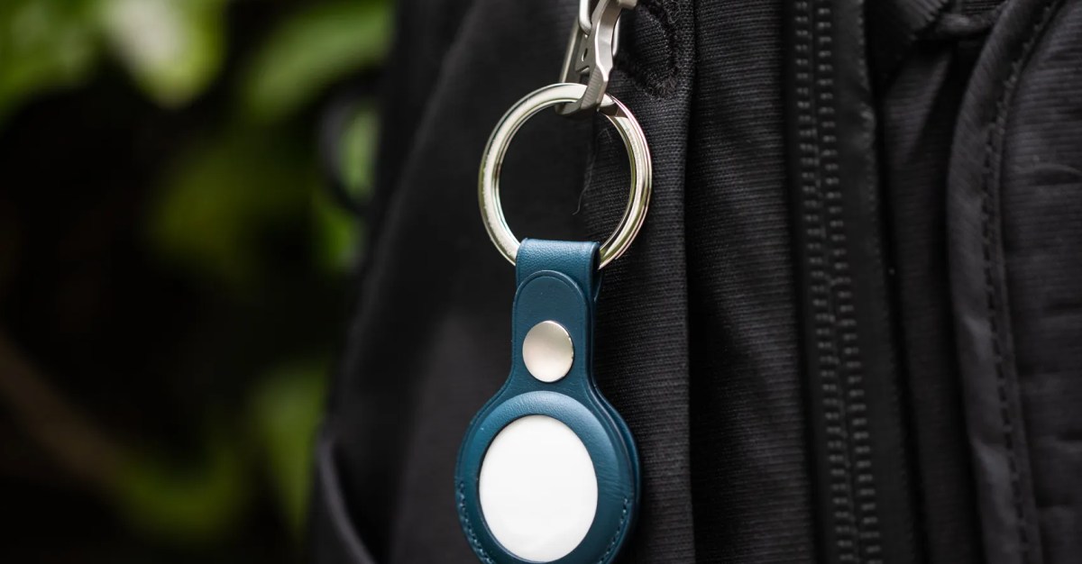 Apple’s AirTag-Sized ‘AI Pin’ Rumour Is Brewing, and Honestly, It’s a Very Apple Move Only